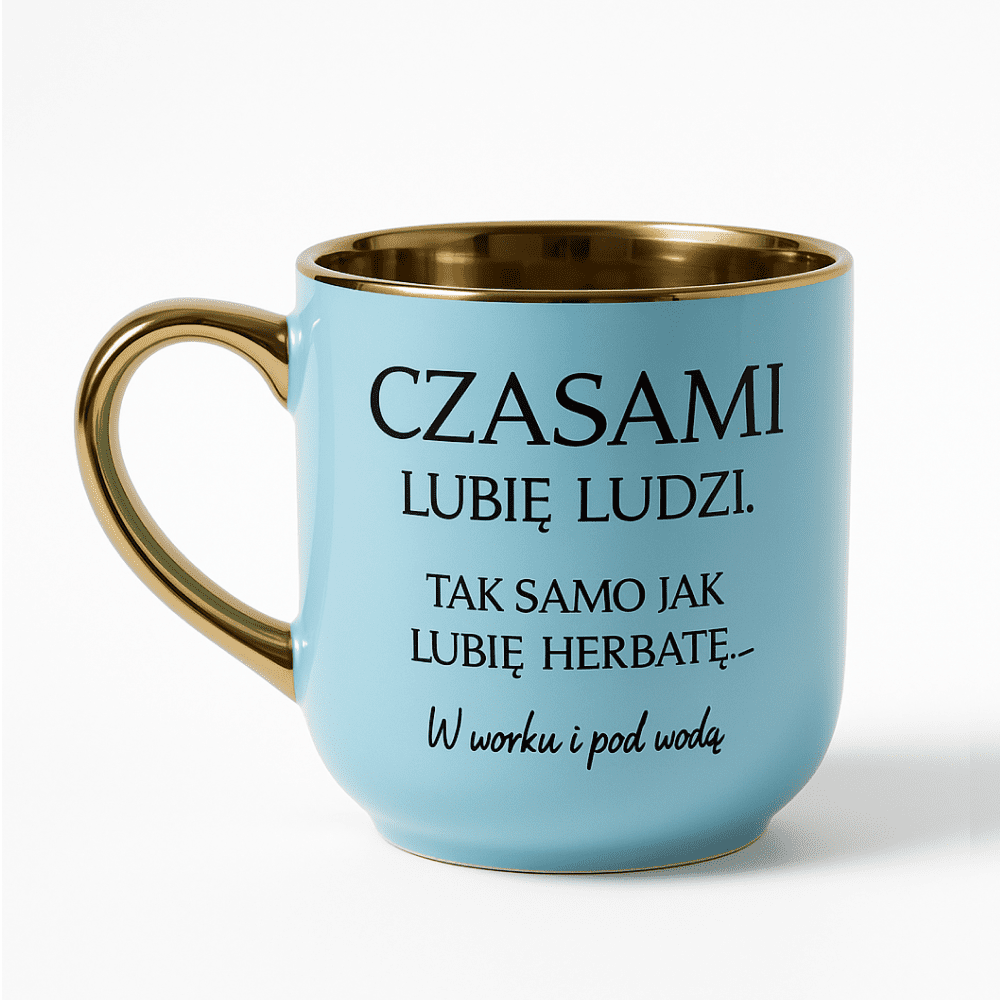 Błękitny kubek ze złotym uchem i złotym wnętrzem, ozdobiony humorystycznym napisem: ‘Czasami lubię ludzi. Tak samo jak lubię herbatę — w worku i pod wodą’